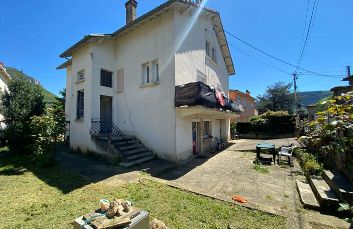 maison divisée en 3 appartements avec terrain et garage — photo 4