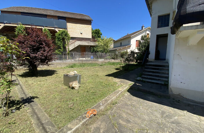 maison divisée en 3 appartements avec terrain et garage — photo 5