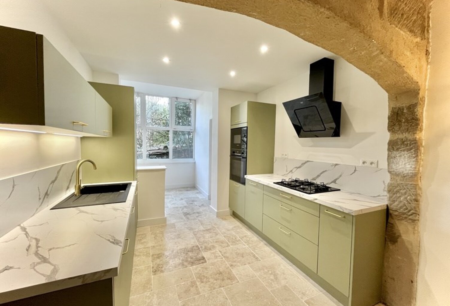 Maison en pierre de 6 pièces principales — photo 1