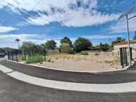 TERRAIN VIABILISE DE  400 M² PISCINABLE ET LIBRE CONSTRUCTEUR — photo 3