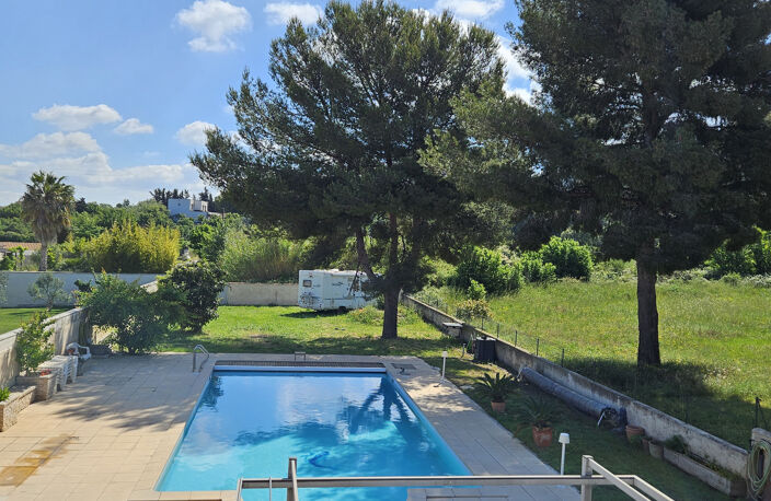 A Gignac-la-Nerthe / Laure,  belle bâtisse offrant 310 m2 su — photo 2