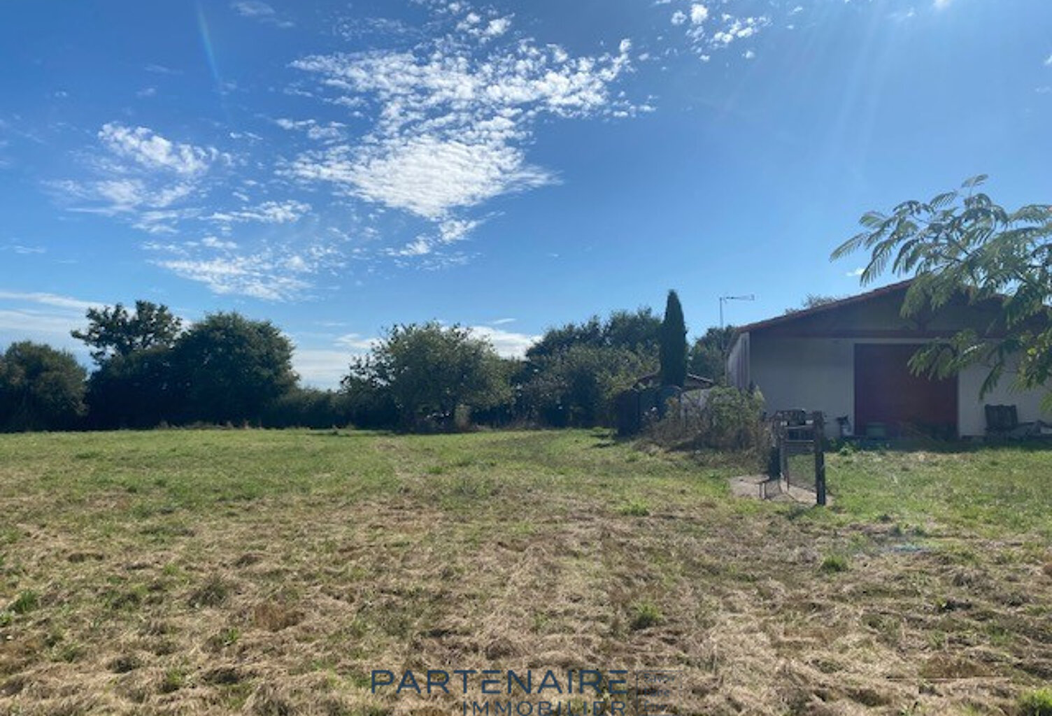 Bâtiment aménageable sur terrain de 7500m2 - Avrillé (85) — photo 1