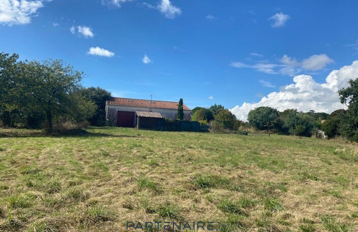 Bâtiment aménageable sur terrain de 7500m2 - Avrillé (85) — photo 2
