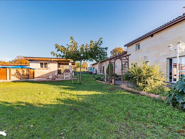 Maison en pierre de 6 pièces principales — photo du bien