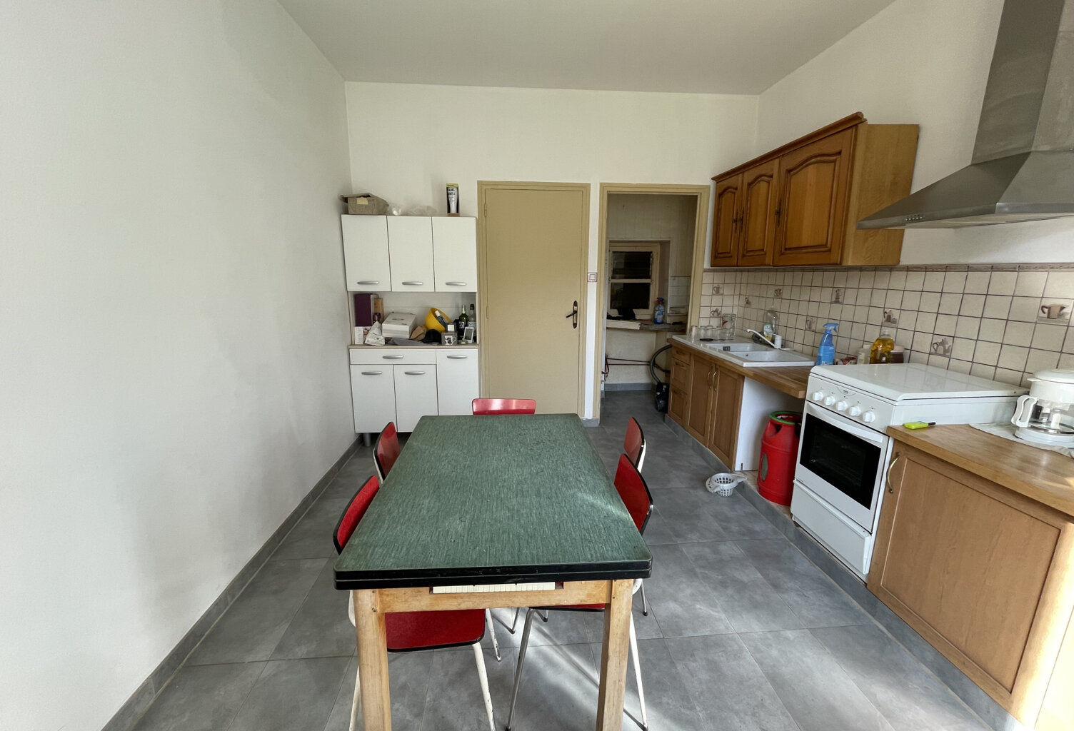 Maison avec dépendances et grand terrain attenant — photo 1