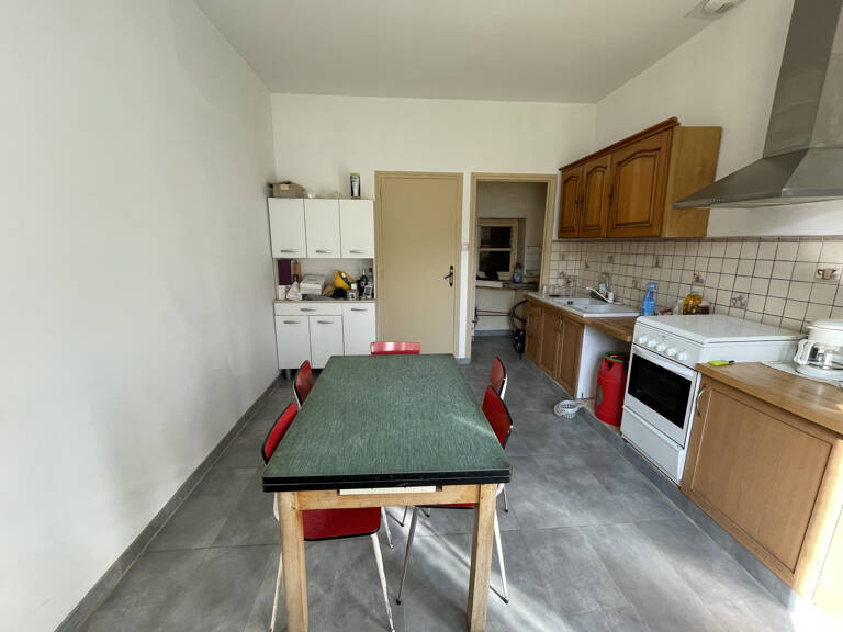 Maison avec dépendances et grand terrain attenant — photo 1