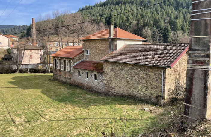 Maison avec dépendances et grand terrain attenant — photo 2
