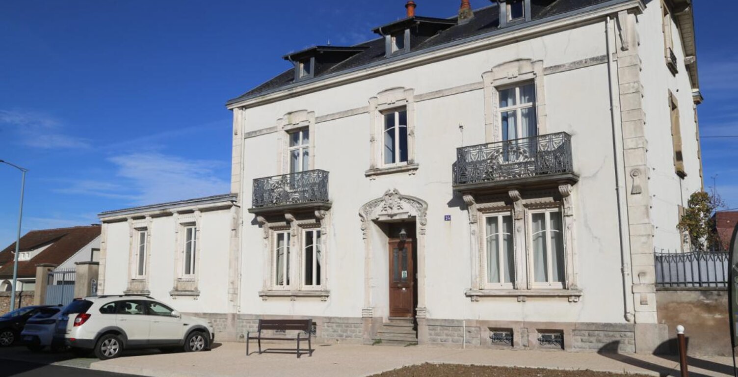 Maison bourgeoise à vendre au centre ville d'Autun — photo 1