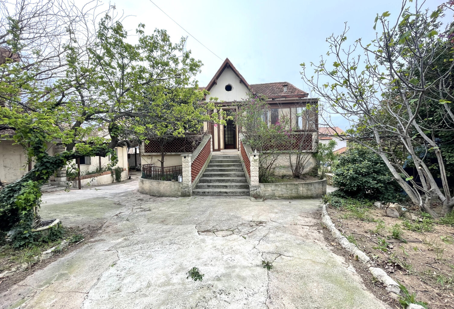 MAISON A RENOVER DE 200m2 AVEC DEPENDANCE DE 100m2 — photo 1