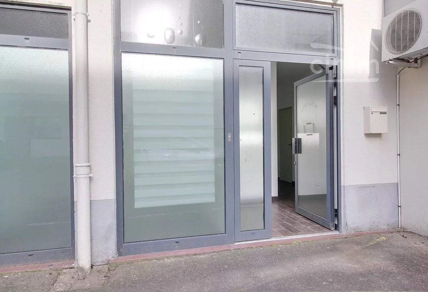 Local commercial — photo 1
