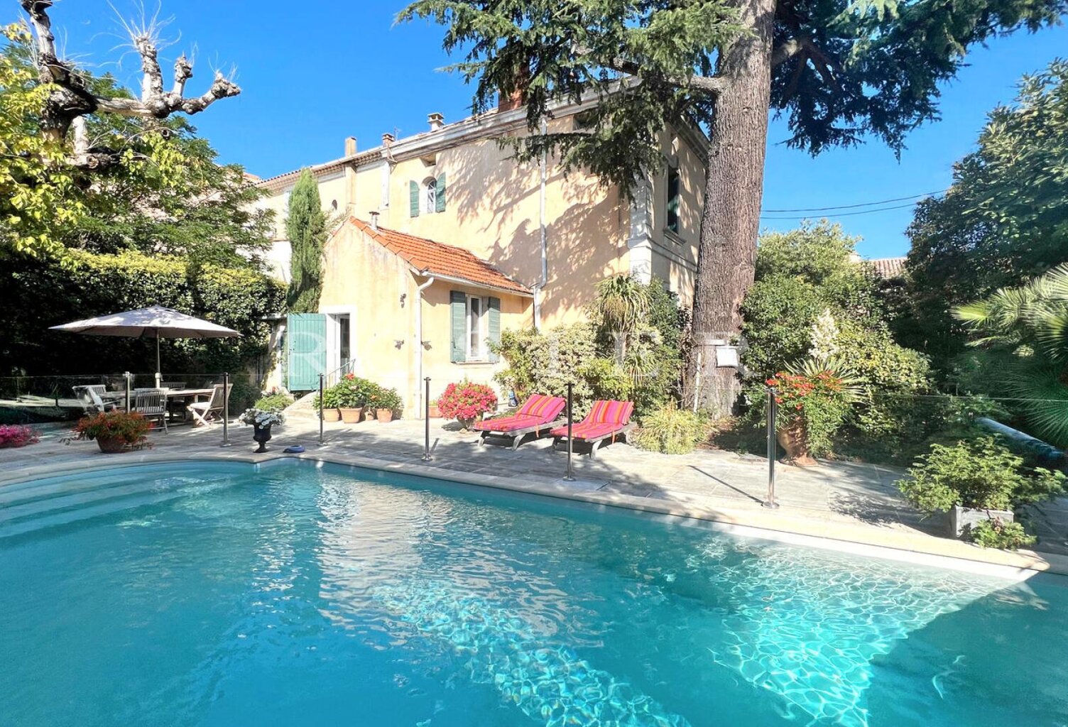 Maison de maitre XVIIIᵉ avec jardin et piscine au coeur de ville — photo 1