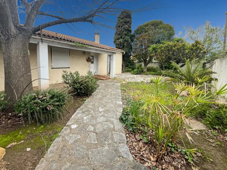 Maison de plain-pied avec garage et jardin — photo 1