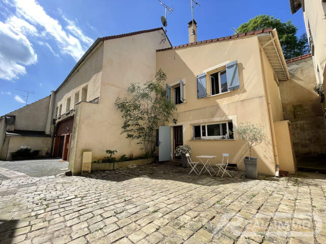 MAISON DE VILLE AVEC CAVE — photo du bien