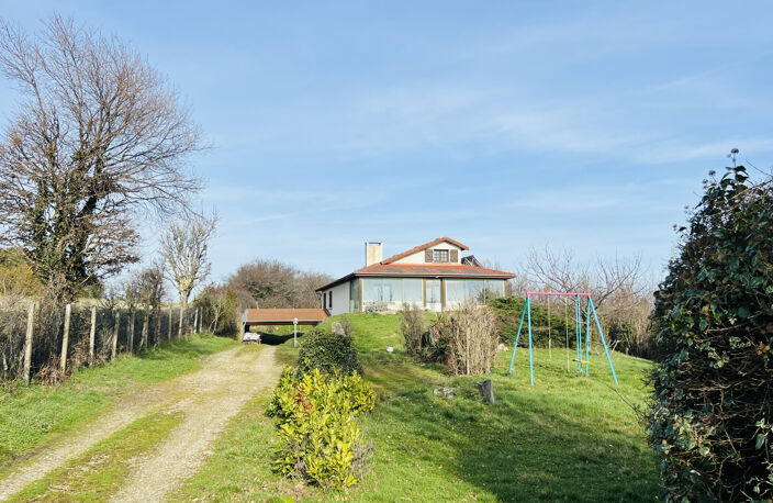 Maison T6 familiale avec terrain — photo 2
