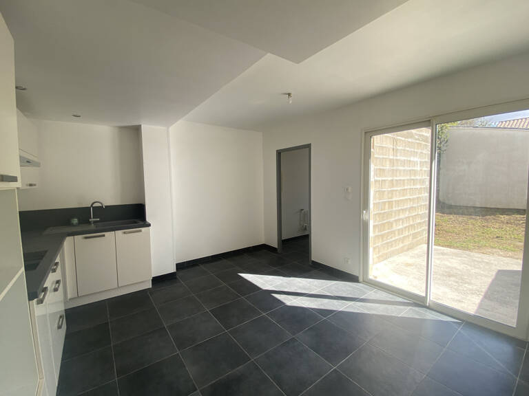 Maison de ville rénovée 140 m2 avec extérieur et garage 4720 — photo 1