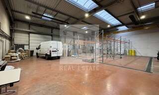 Commerce  888 m² à louer à Bron (69500)