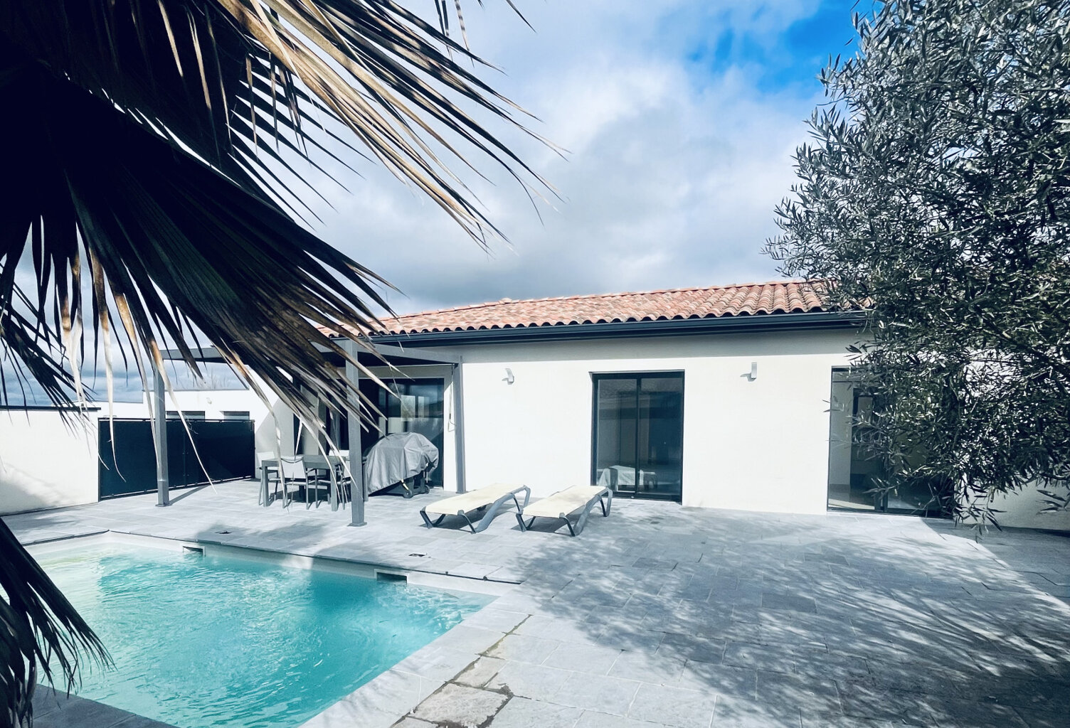 Maison contemporaine avec Piscine et garage — photo 1