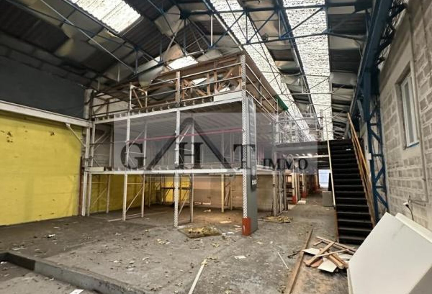 LOCAL D'ACTIVITES/ BUREAUX A VENDRE 2140M2 — photo 1