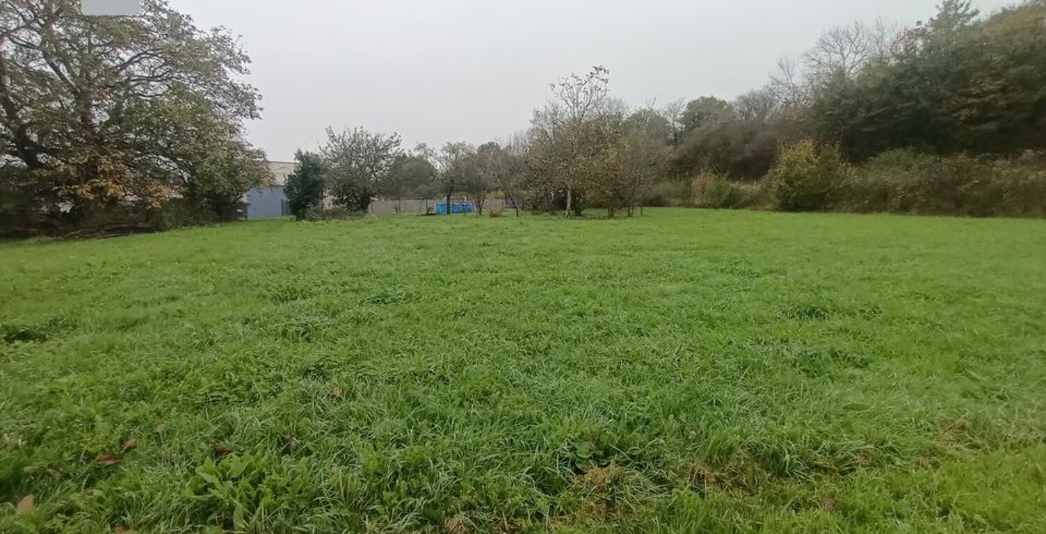 A Sennecé-les-Mâcon terrain de 2460 m² — photo 1