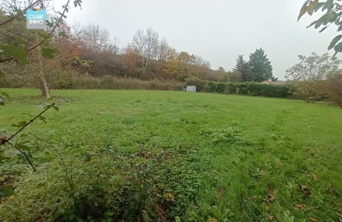 A Sennecé-les-Mâcon terrain de 2460 m² — photo 3