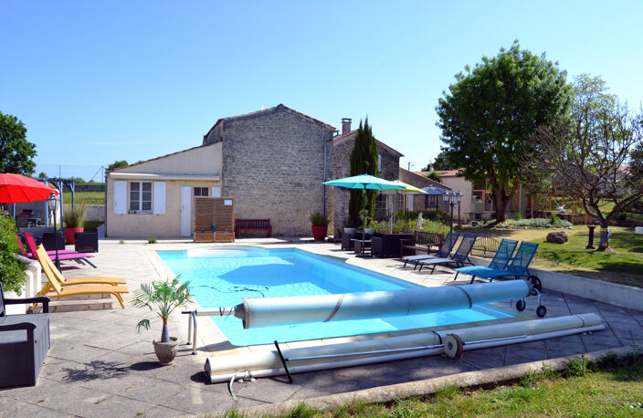 Ensemble immobilier de 2 Gîtes rénovés avec goût - Piscine, — photo 3