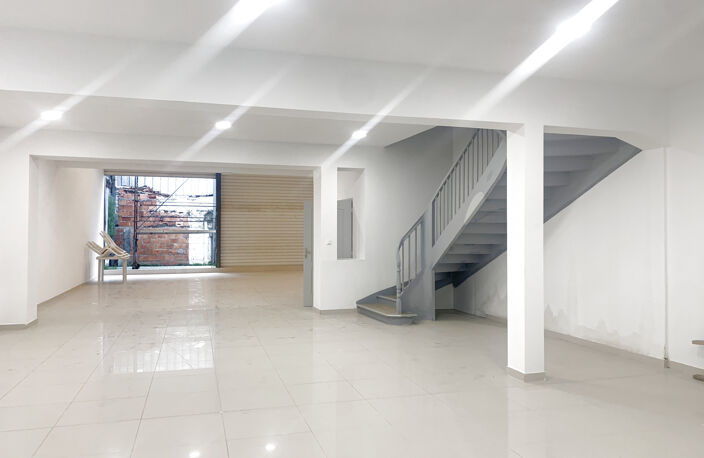 Centre ville, bel immeuble rénové sur 3 niveaux — photo 2