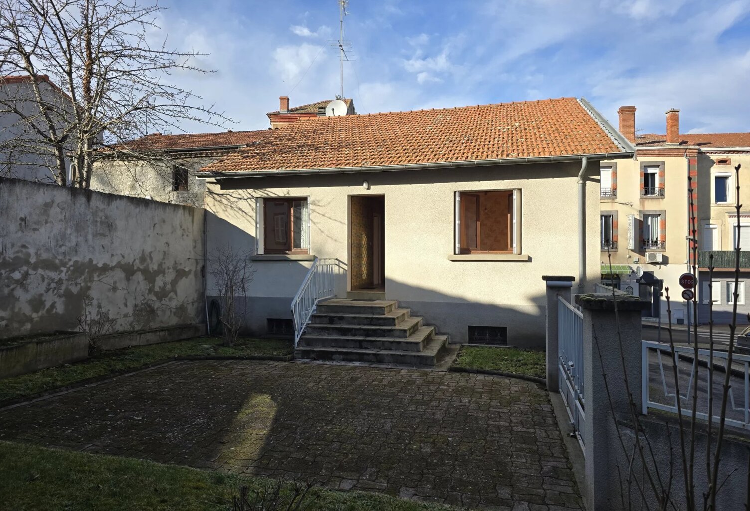 BELLE MAISON DE BOURG AVEC EXTERIEUR ET GARAGE — photo 1