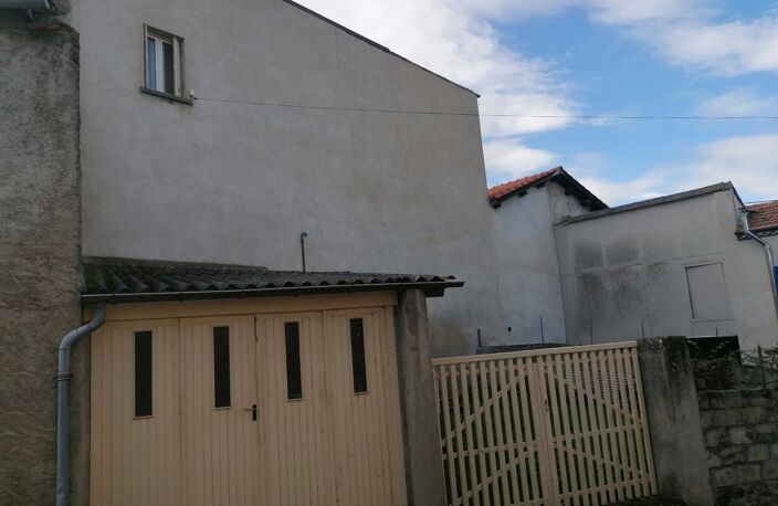 MAISON A RÉNOVER AVEC JARDIN, GARAGE ET DÉPENDANCE A MORIAT — photo 2