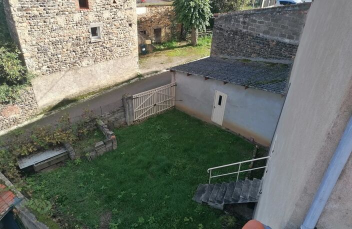 MAISON A RÉNOVER AVEC JARDIN, GARAGE ET DÉPENDANCE A MORIAT — photo 3