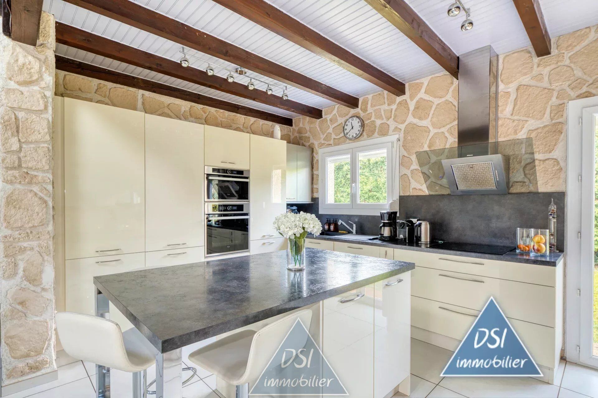 Photo Maison T6 de 140m² habitable/ 180m² utile - 1800m² de TERRAIN... image 3/4