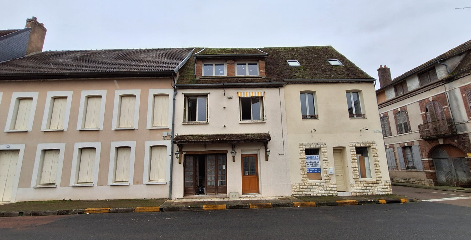 A VILLENEUVE L 'ARCHEVEQUE,EN PLEIN CENTRE,COMMERCES AUX PIE — photo 1