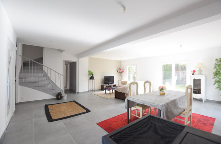 78690 LES ESSARTS LE ROI     Belle maison de 7 pièces 5 cham — photo 3