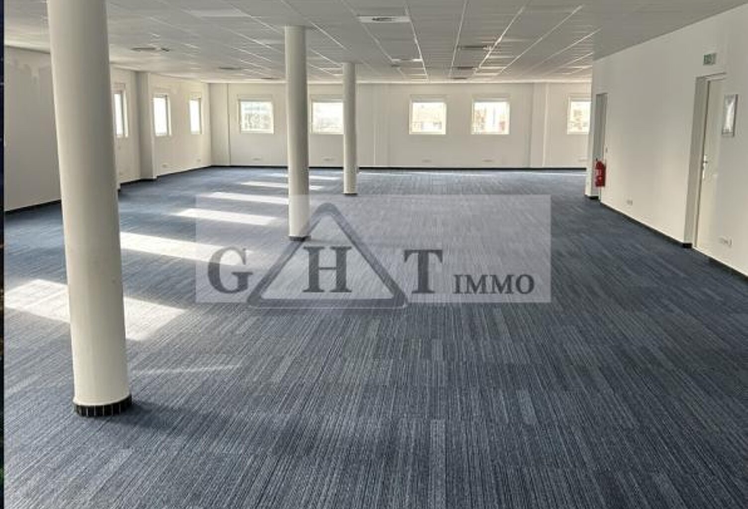 BUREAUX A LOUER A VILLENEUVE-LA-GARENNE — photo 1