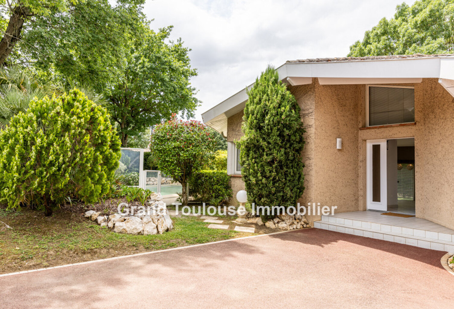 Jolie villa T7 au centre du village de Seilh, proche des ecoles — photo 1