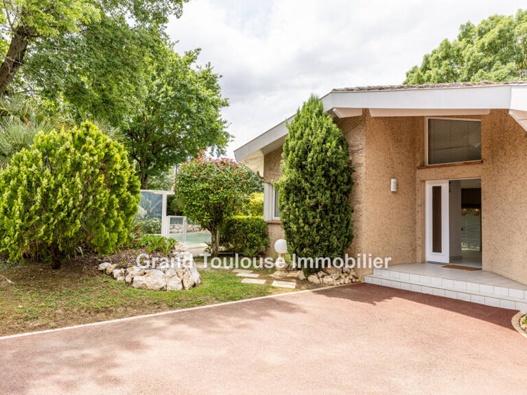 Jolie villa T7 au centre du village de Seilh, proche des ecoles — photo 1