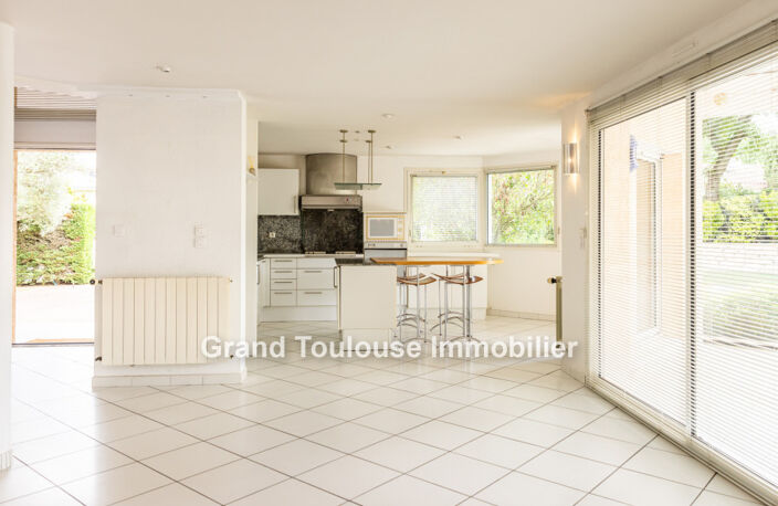 Jolie villa T7 au centre du village de Seilh, proche des ecoles — photo 3