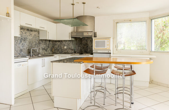 Jolie villa T7 au centre du village de Seilh, proche des ecoles — photo 4