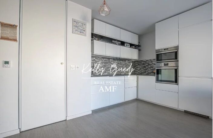 T3 AVEC TERRASSE 24 M2 SITUÉ À L'ALLÉE DES PINS — photo 3