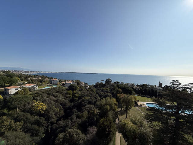 Vue mer panoramique pour ce magnifique appartement 4 Pièces — photo du bien
