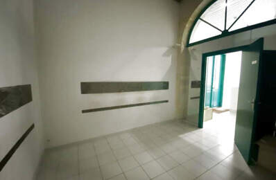 NIMES-COUPOLE. En RDC d'un immeuble bourgeois, bureaux d'une — photo du bien