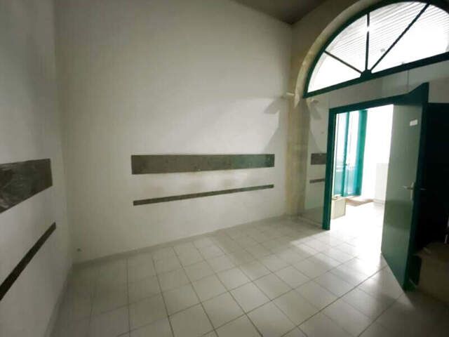 NIMES-COUPOLE. En RDC d'un immeuble bourgeois, bureaux d'une — photo du bien