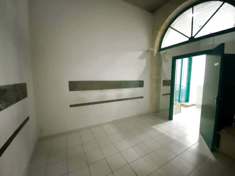 NIMES-COUPOLE. En RDC d'un immeuble bourgeois, bureaux d'une — photo 1