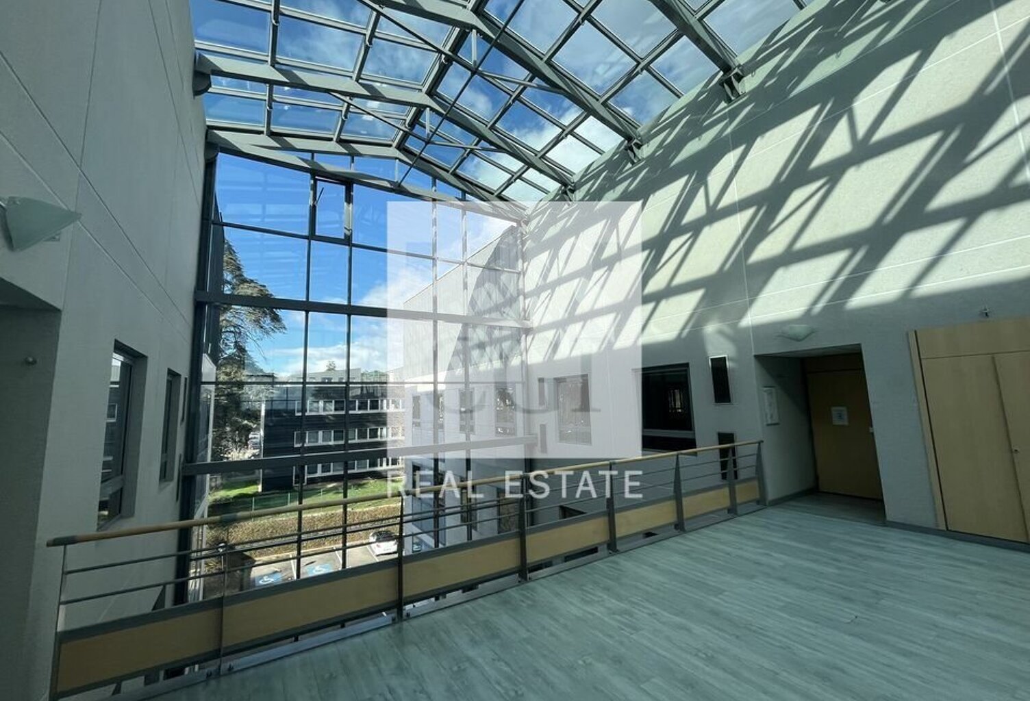 BUREAUX à LOUER — photo 1