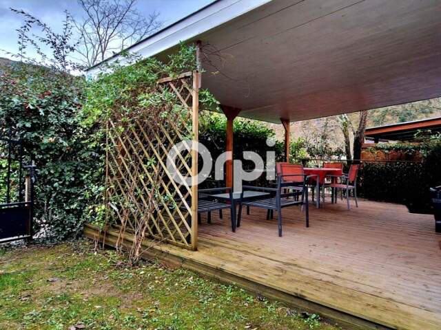 Terrain de loisir de 115m² avec chalet en bois et terrasse — photo du bien