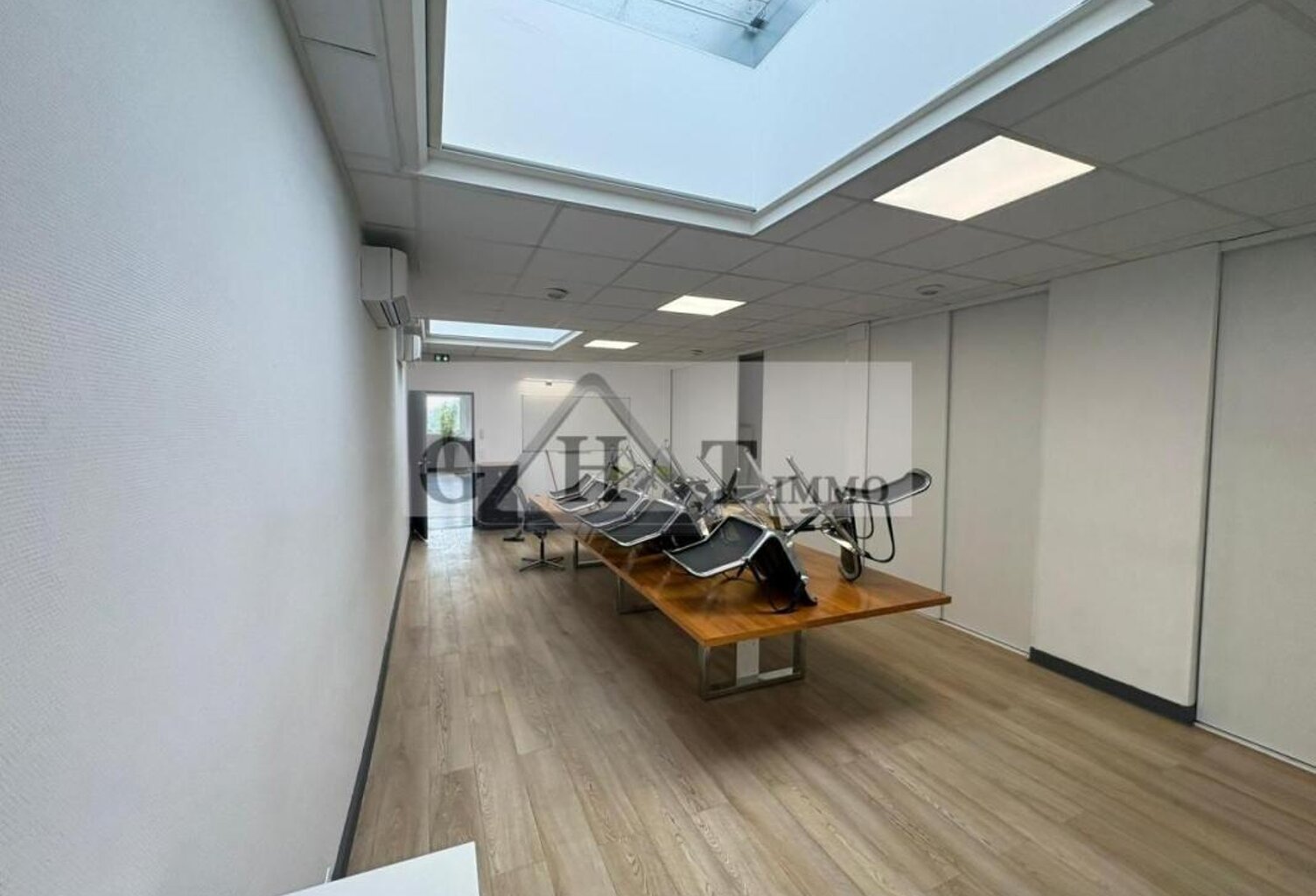 BUREAU 300 M² A VAUX LE PENIL A LOUER + 12 PLACES DE PARKING — photo 1