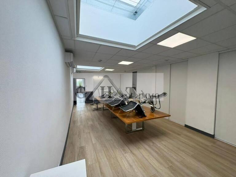 BUREAU 300 M² A VAUX LE PENIL A LOUER + 12 PLACES DE PARKING — photo 1