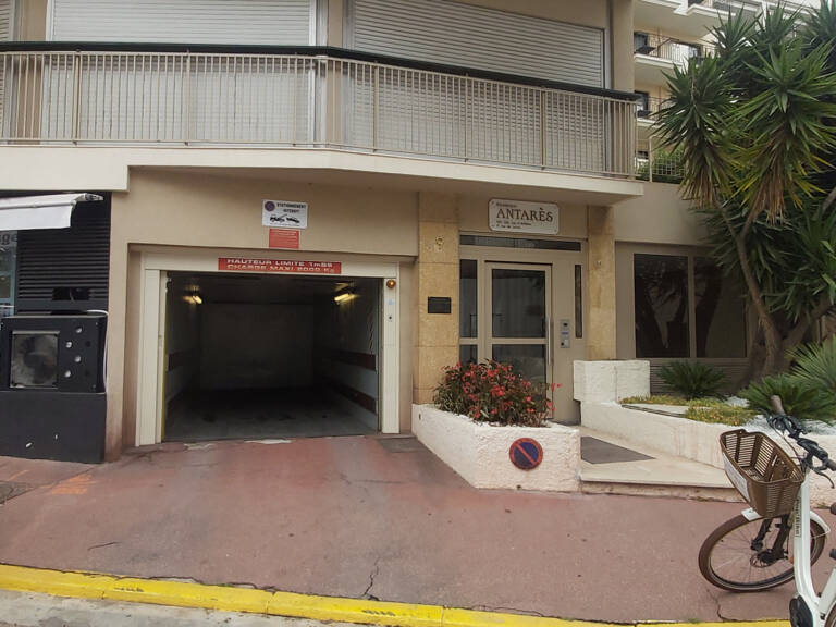 PARKING PRIVÉ SOUS SOL RUE D'ANTIBES IDEAL MOTOS OU VOITURE SANS PERMIS — photo 1