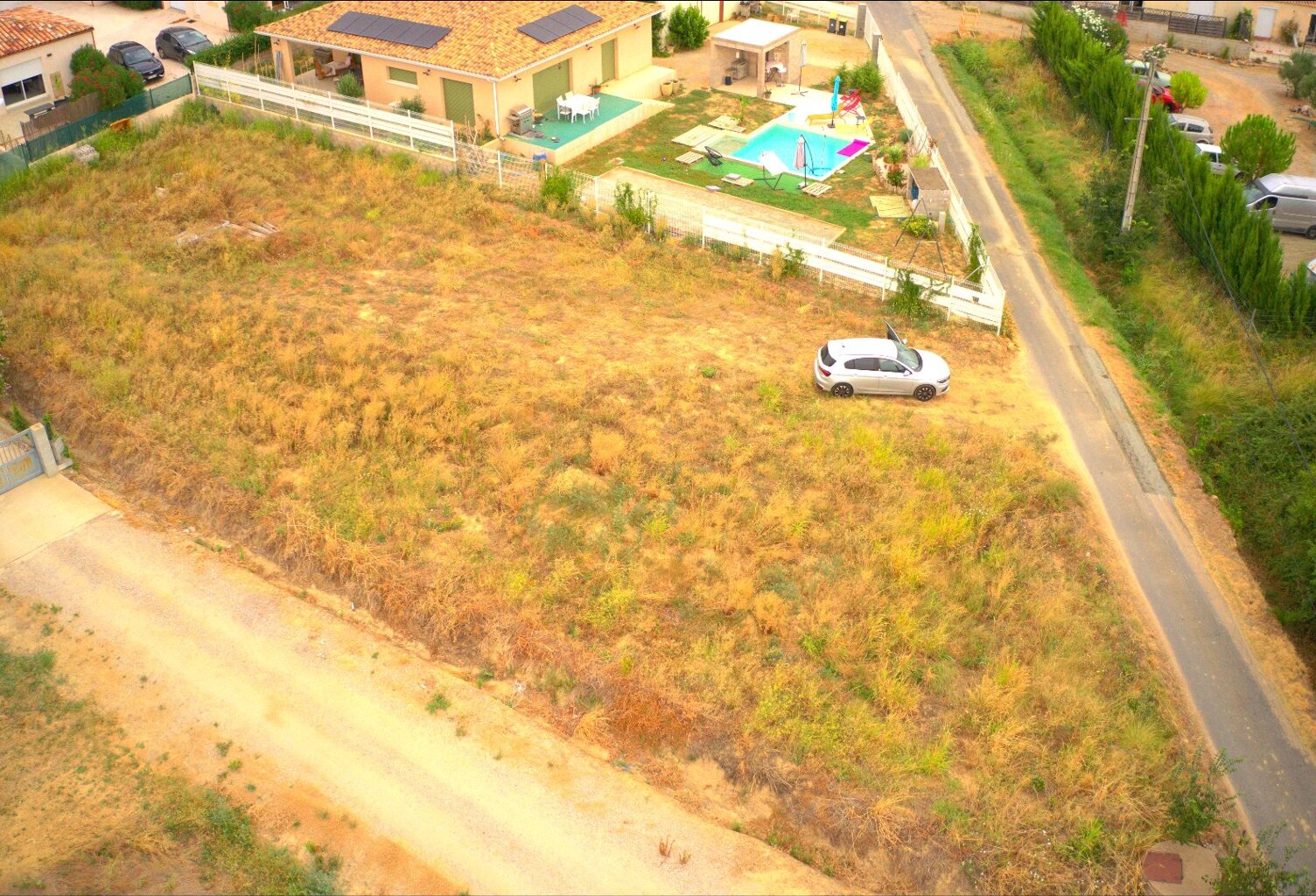 Terrain constructible en bordure du village de Pouzolles. — photo 1