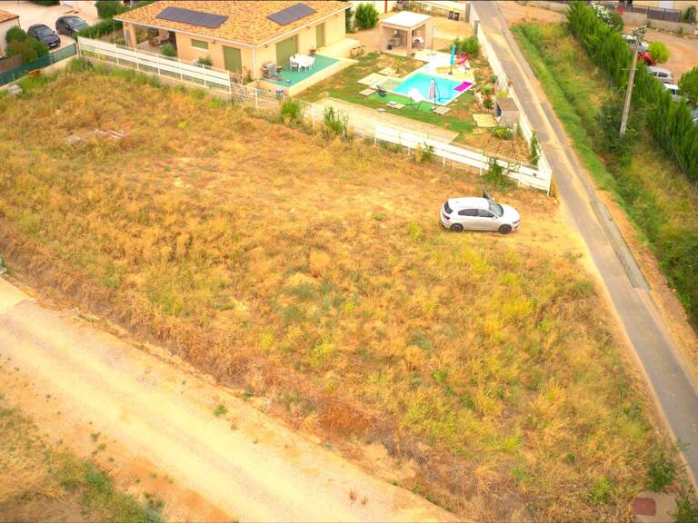 Terrain constructible en bordure du village de Pouzolles. — photo 1