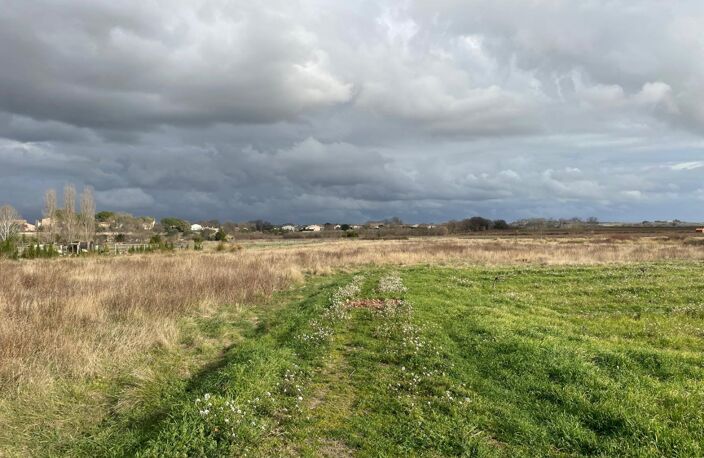 Terrain constructible en bordure du village de Pouzolles. — photo 4